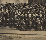 Члены обновленческого «собора» на ступенях Храма Христа Спасителя (1925 г.)